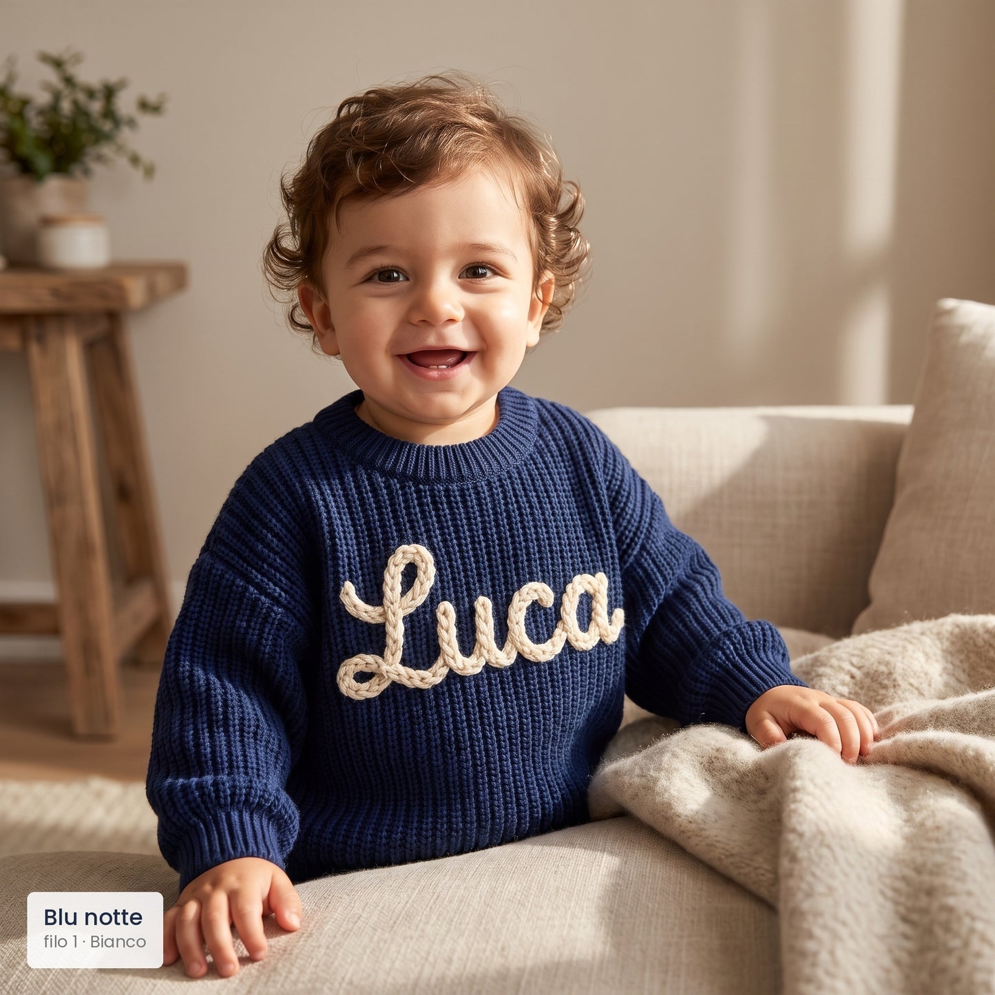 Bambino con maglioncino blu notte e nome Luca ricamato a mano
