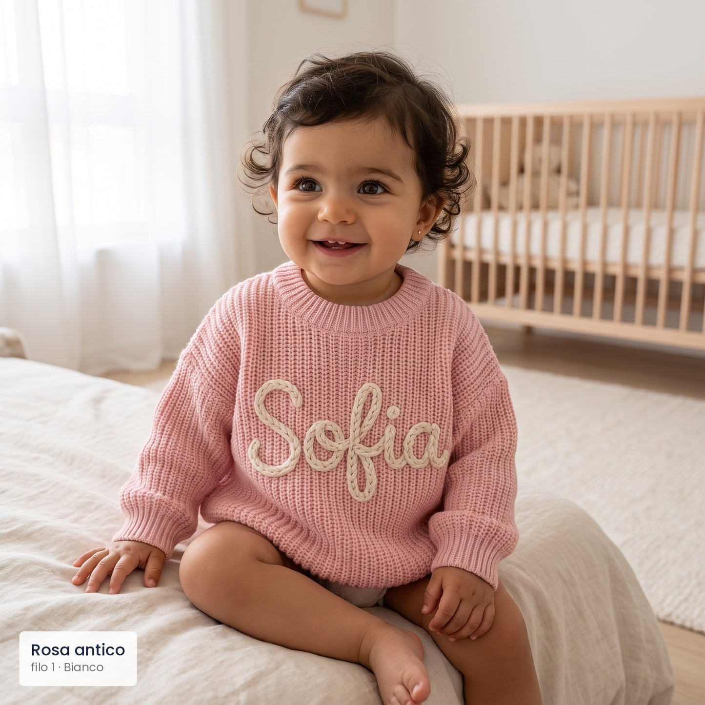 Bambina con maglioncino rosa antico e nome Sofia ricamato a mano