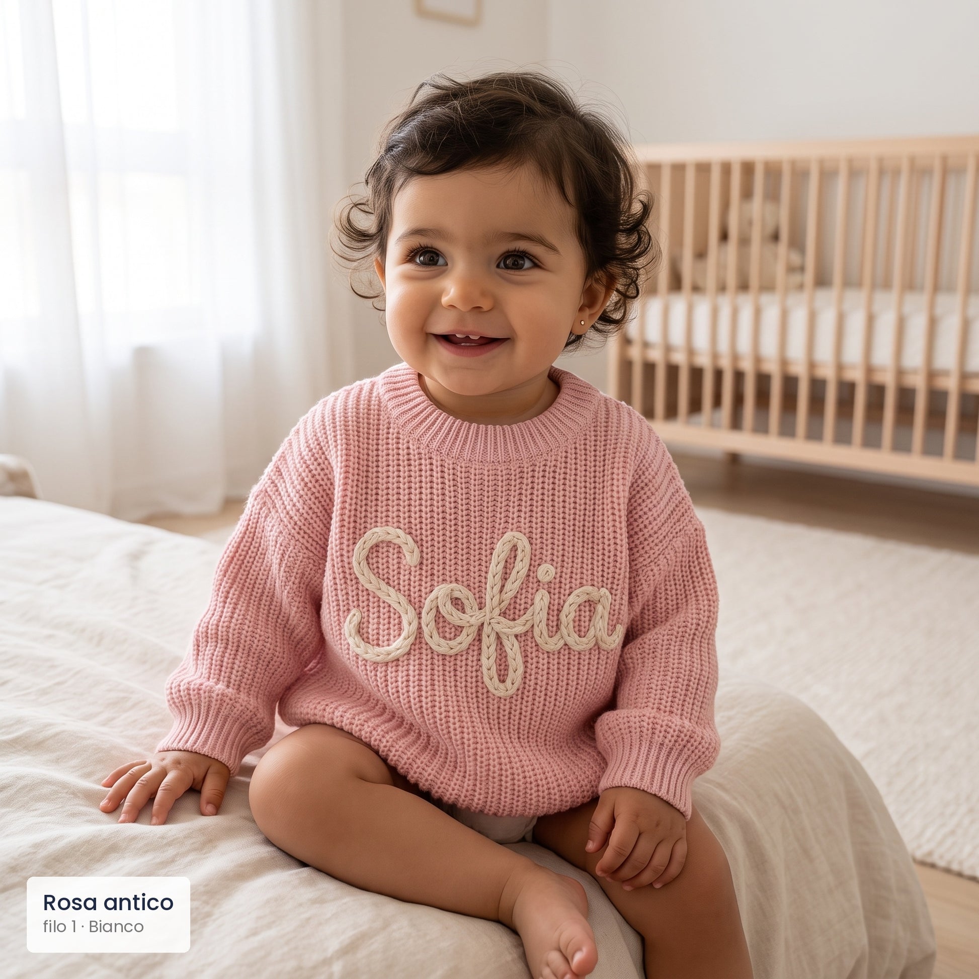 Bambina con maglioncino rosa antico e nome Sofia ricamato a mano